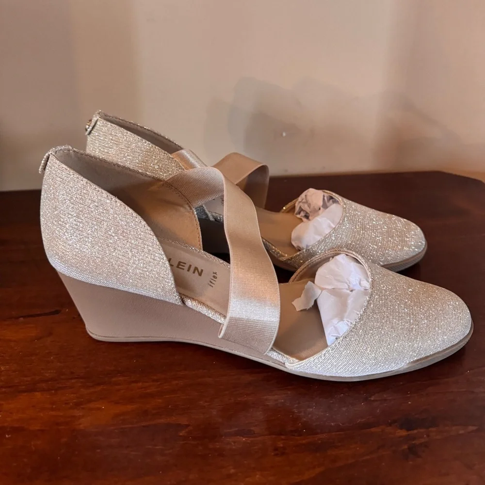 Anne Klein Aktara2 Shimmering Platinum Wedges - sz 9.5m - New in Box